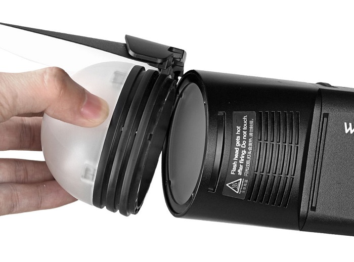 Đầu đèn Godox H200R có thiết kế từ tính cho phép gắn phụ kiện AKR1 dễ dàng