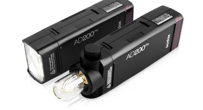 Godox AD200 Pro tích hợp hai đầu đèn để thay đổi chất lượng ánh sáng