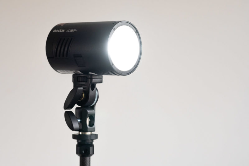 Godox AD100 Pro có thể nháy 360 lần đèn