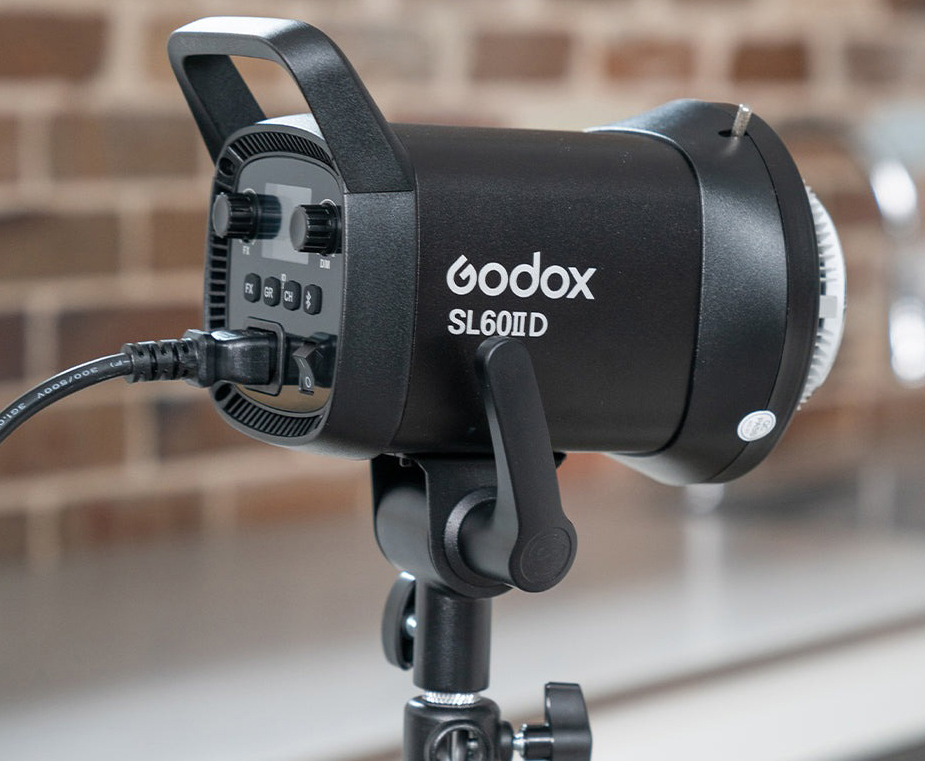 Godox SL60IID Daylight LED Video Light sử dụng hệ số dạng monolight